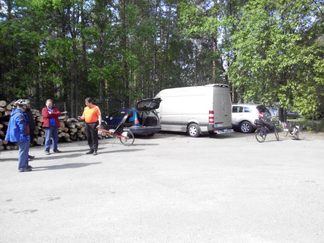 Minun ja muutaman muun ensimmäisenä ehtineen pyörä lähtövalmiina perjantaina Vaasan leirintäalueen portilla